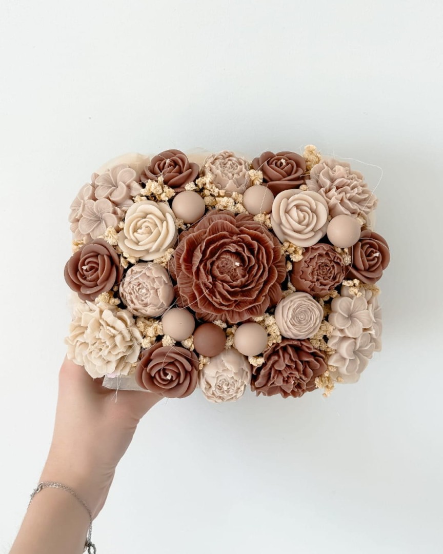 Ręcznie wykonana świeca sojowa w kształcie róży z eleganckiego bukietu Candy Candles