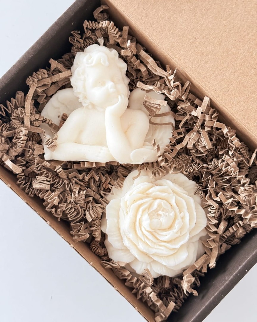 świeca piwonia i aniołek w zestawie prezentowym candy candles