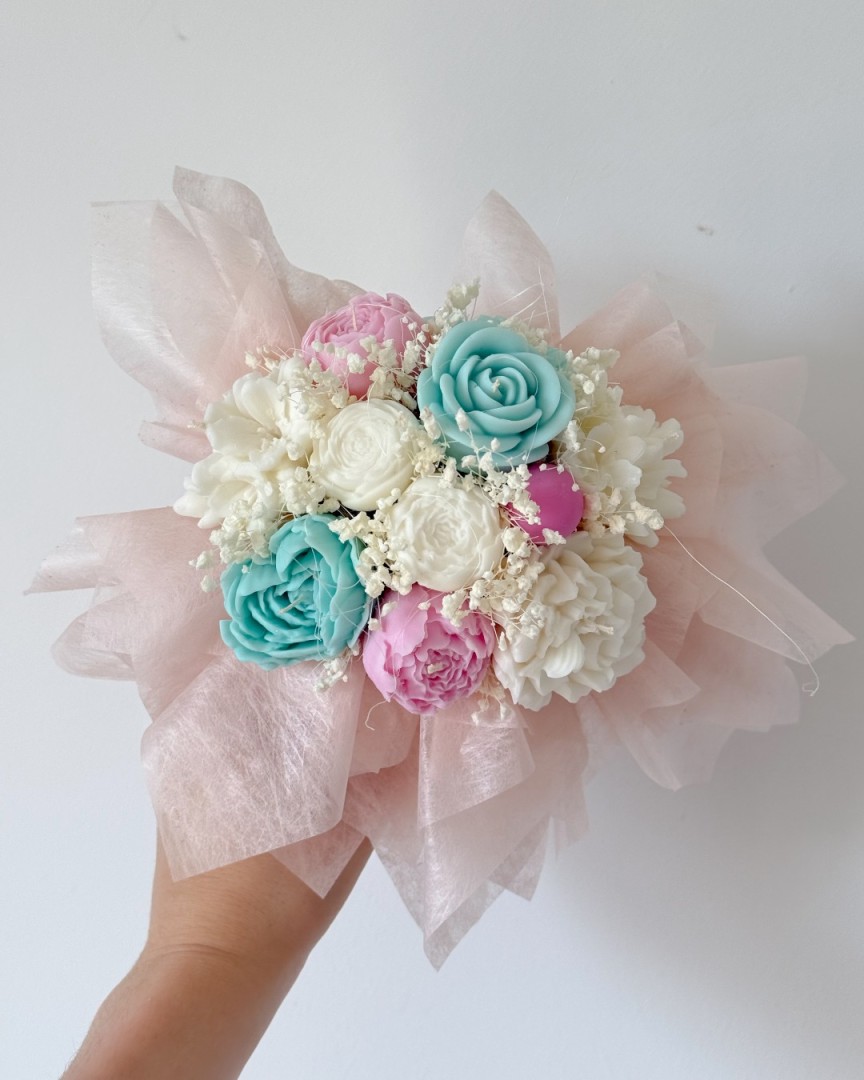 Dekoracyjny flower box ze świecami sojowymi i suszonymi kwiatami