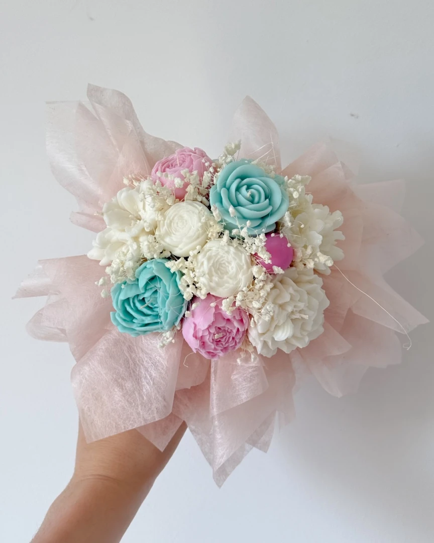 Dekoracyjny flower box ze świecami sojowymi i suszonymi kwiatami