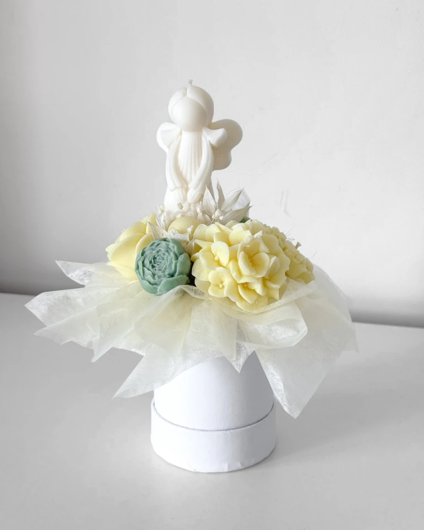 Wieczny bukiet ze świec sojowych z aniołkiem i motylkiem