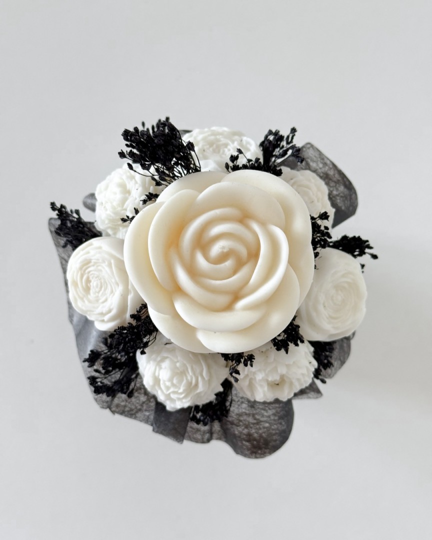 Elegancki flower box ze świec sojowych w czarno-białej kolorystyce