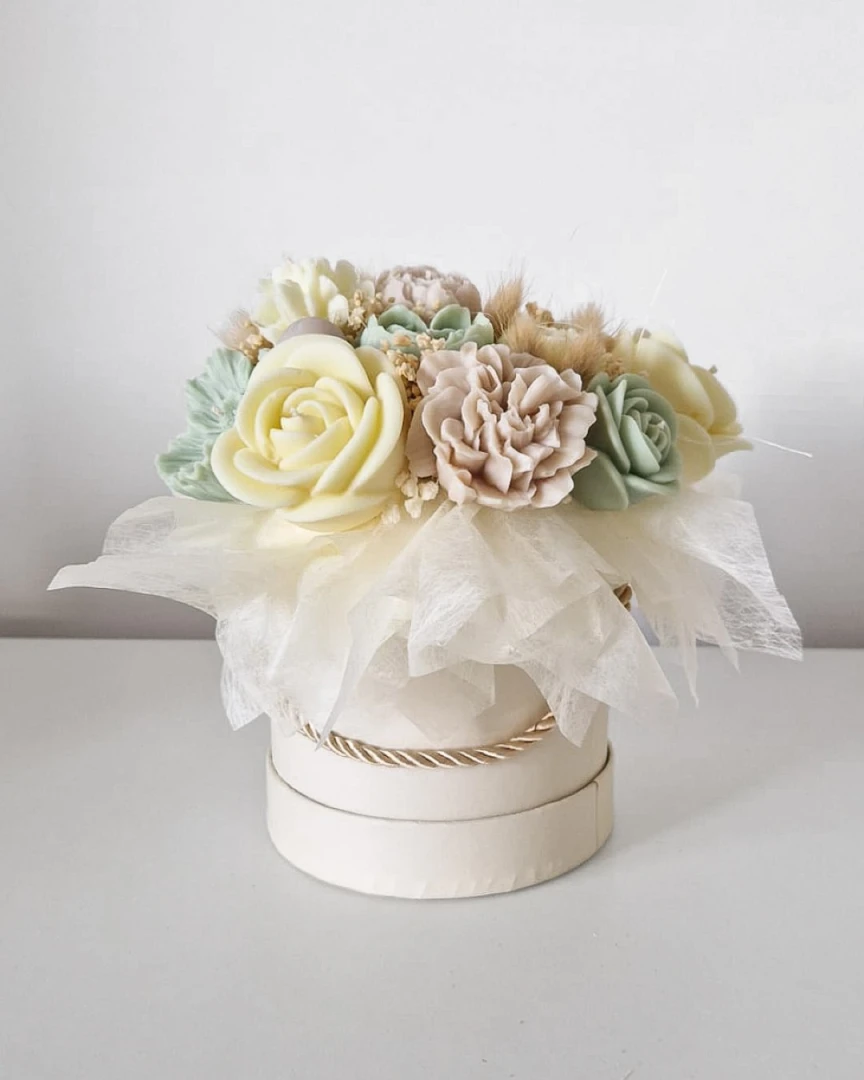 Cytrynowo-miętowy bukiet ze świec sojowych w flower boxie