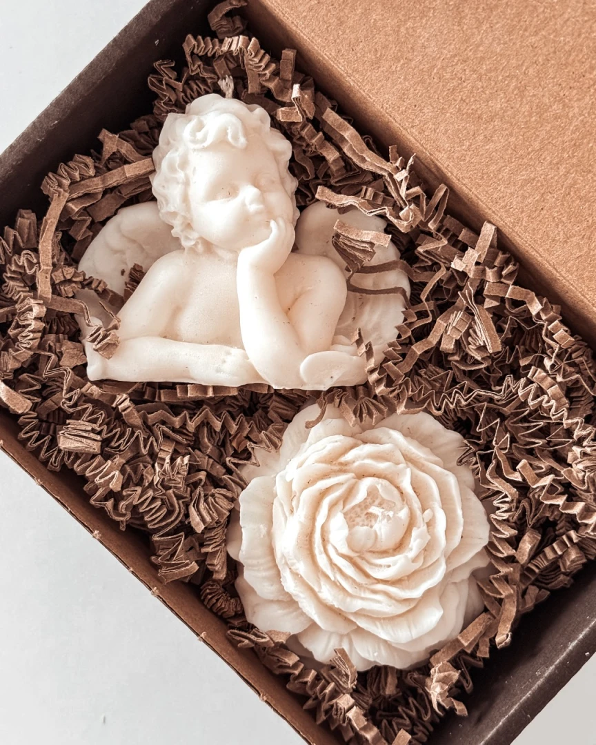 świeca piwonia i aniołek w zestawie prezentowym candy candles