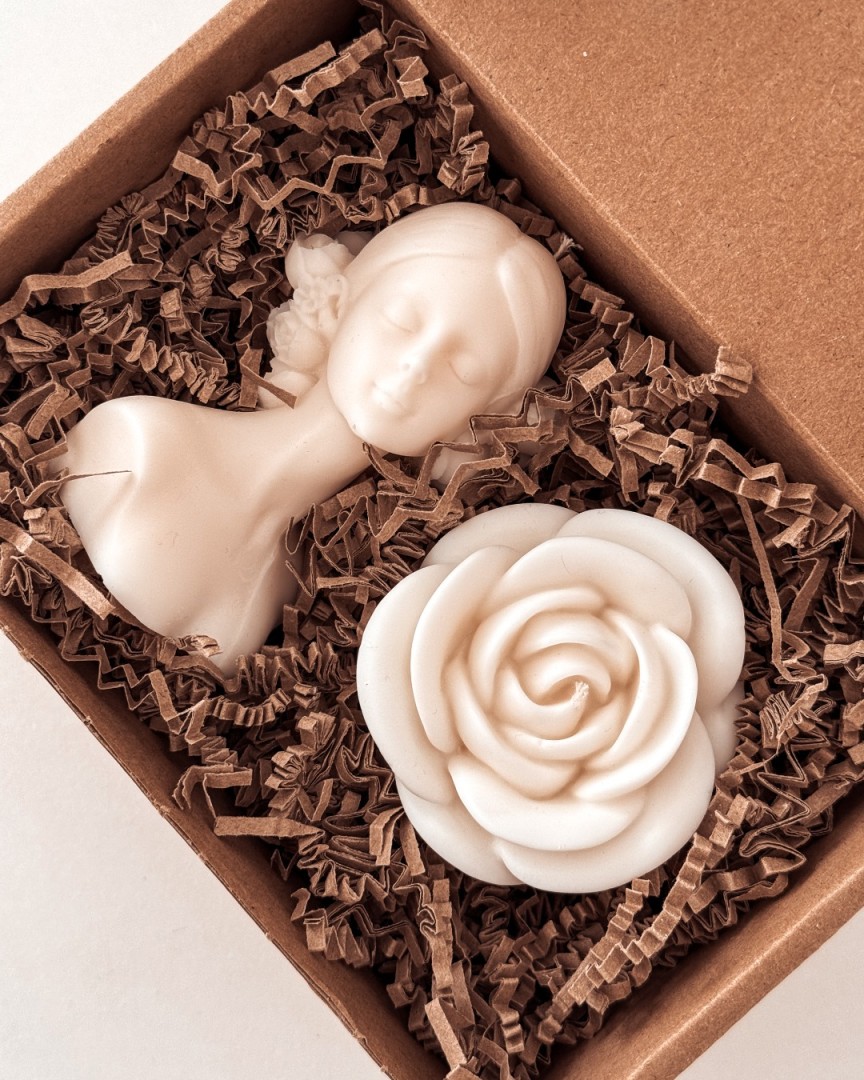 zestaw świec sojowych w kształcie kobiety i róży candy candles