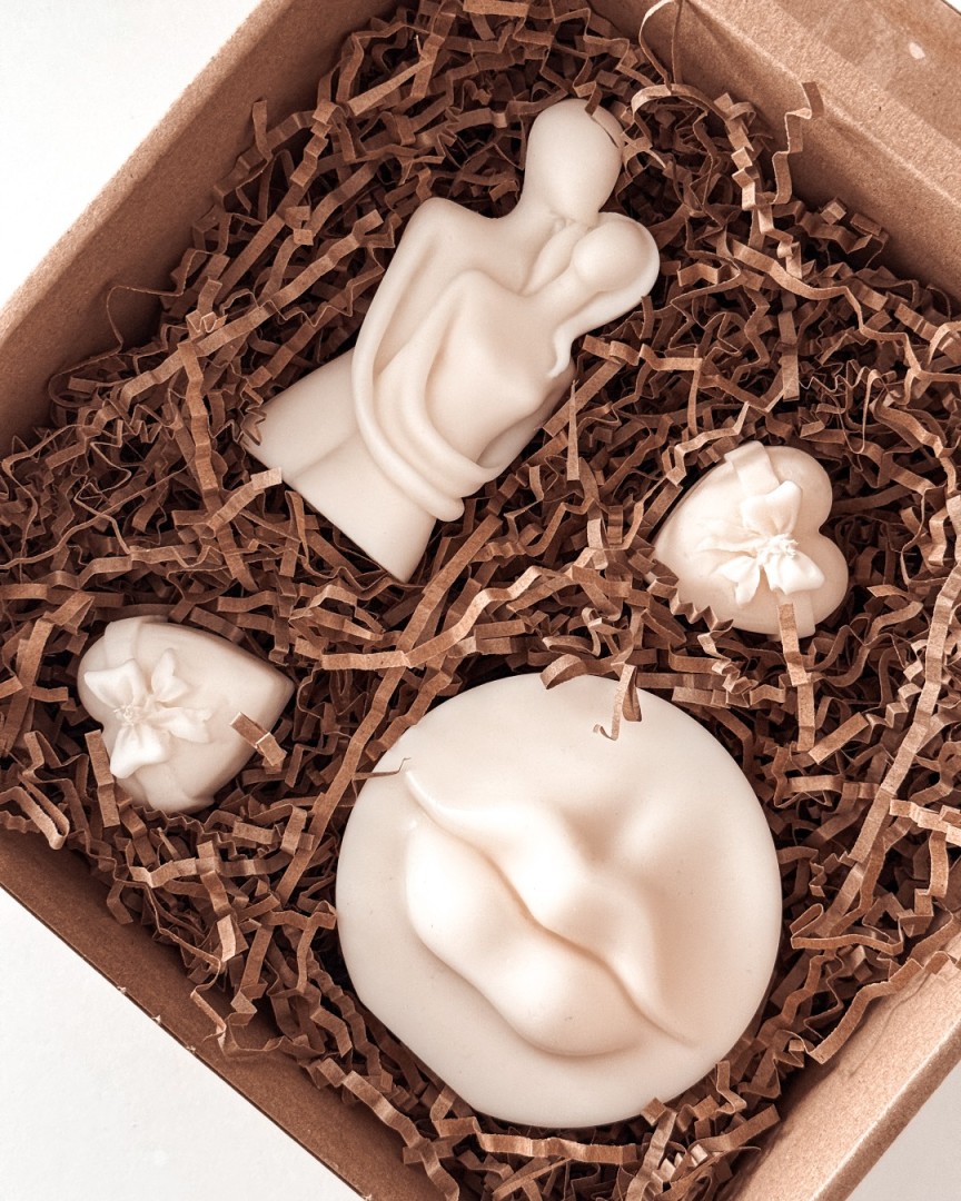 świeca z przytuloną parą w zestawie prezentowym candy candles