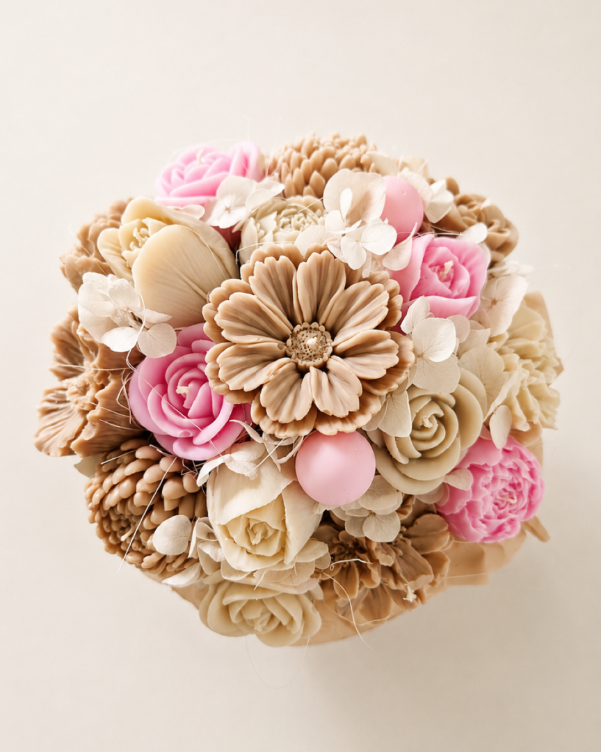 Duży brązowo-różowy bukiet ze świec sojowych ze stokrotką w flower boxie