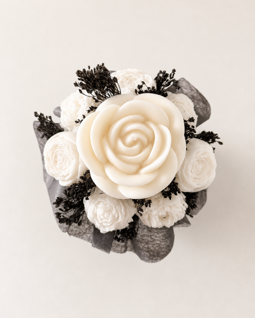 Elegancki flower box ze świec sojowych w czarno-białej kolorystyce
